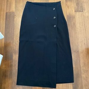 Aritzia Babaton midi skirt. Size 6. Gently worn. Great condition.